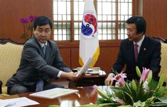 더민주 이종걸, 윤병세 만나 