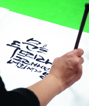 손글씨로 더하는 은혜… 청현재이캘리그라피문화선교회, 교회 직접 찾아 전시회·강좌 진행  
