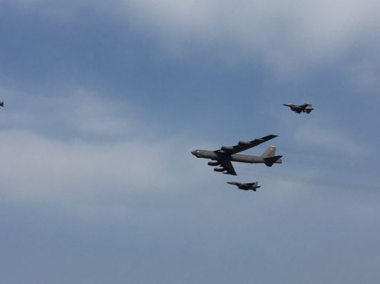   ηϴ ڸ B-52 3õ ֺνü Ÿ   