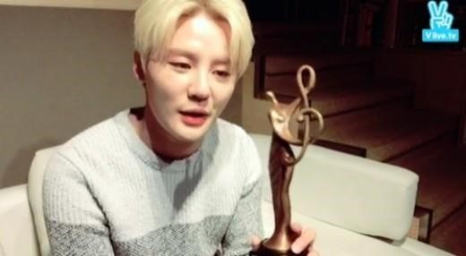 “지치지 않겠다” 서가대 출연 불발 김준수, V앱 통해 인기상 트로피 공개  