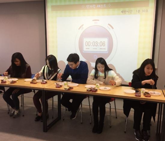샘표 신입사원들에게 젓가락 사용법 교육  