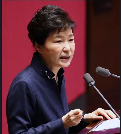 “두차례나 주먹쥔 朴대통령” ‘군청색 전투복’ 정장 결연한 의지  