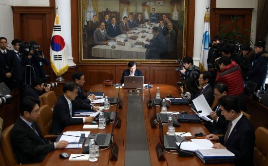 한은 “수출부진 장기화가 내수에 악영향”…금통위원, 신흥국 중심 수출행태 문제 지적  