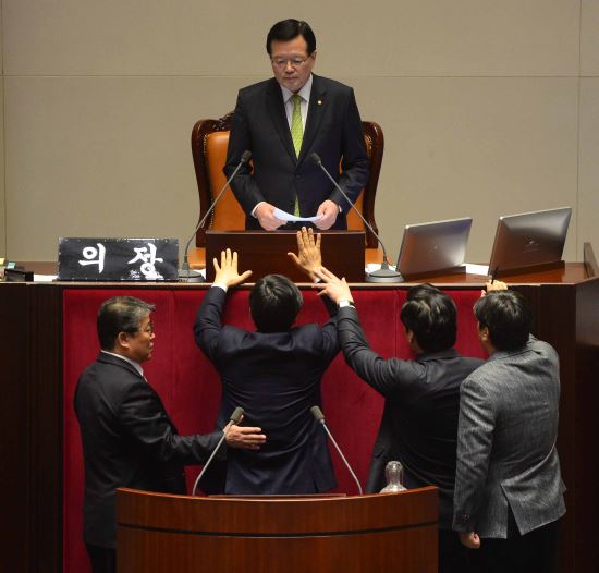 鄭의장, 신상발언 원천 봉쇄(?)...“듣기 싫다” 야당 의원 야유로 무산  