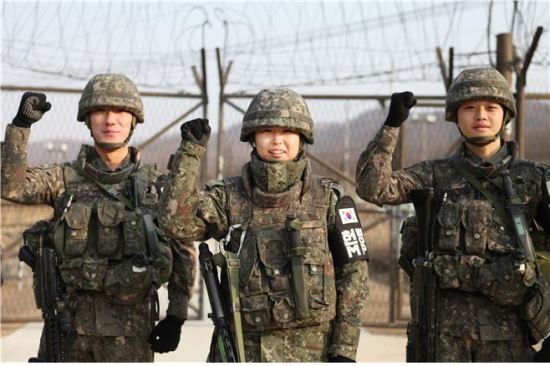 군에서도 여성 맹활약...보병연대장에서 헬기조종사까지  