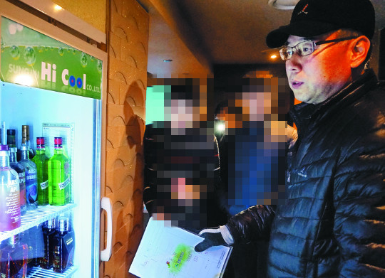 르포] 2차 20만원이라던 업주, 단속반 뜨자 “무슨 일 있나요”… 서울 연신내 불법 유흥주점 합동 단속 - 국민일보