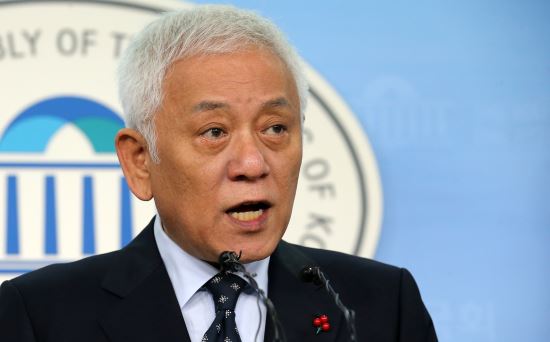 “안철수의 강고한 반대 넘지 못했다” 김한길, 상임선대위원장직 사퇴  