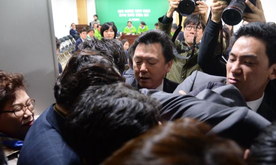 “새정치 실종 사태” 결국 폭력이 난무한 국민의당 공천  