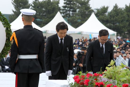 황총리 “국민 통합 실현에 진력할 것”...박 대통령 3년째 불참  