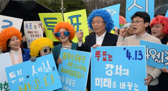 [포토]“젊은이 못지 않네!” 파란 가발 쓴 김종인 영감님  