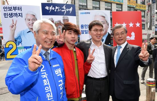 문재인 “‘태양의 후예’ 송중기 진급해 4성장군되면 ‘백군기’된다”  