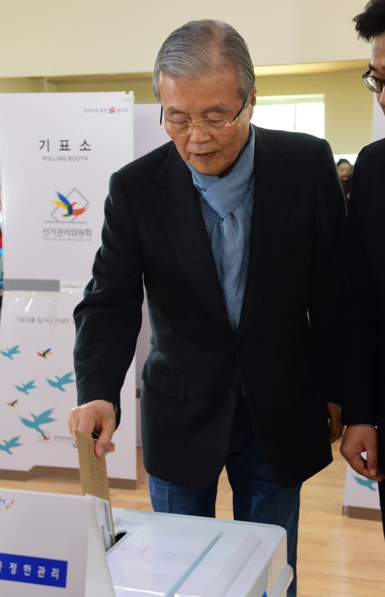 “파란색 머플러 사나이” 김종인, 인천서 사전투표  