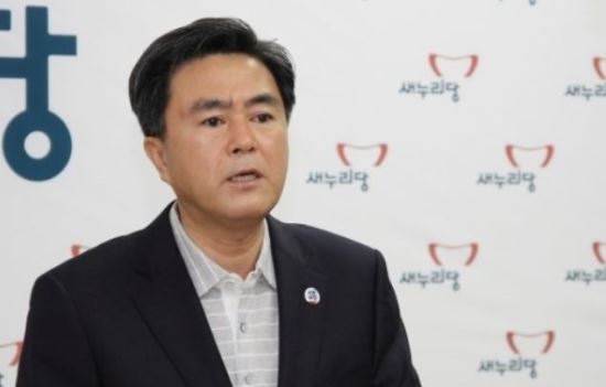 與 김태흠 후보 유세차량  전복...운전기사 사망  