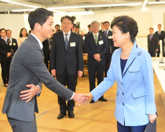 '태양의 후예' 송중기 만난 박 대통령 