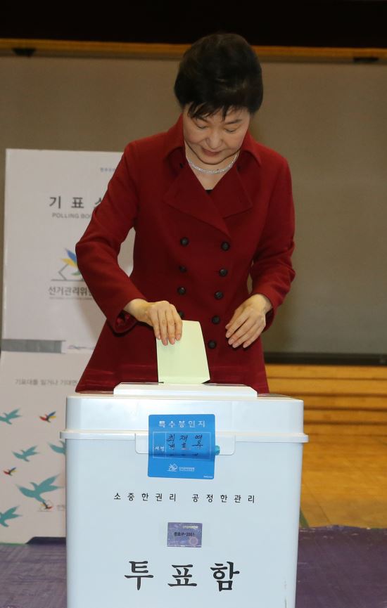 朴대통령, 청와대 인근 투표소서 1표 행사  
