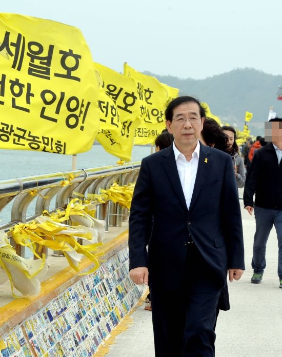 팽목항 찾은 박원순 '세월호 슬픔 함께 영원히'  