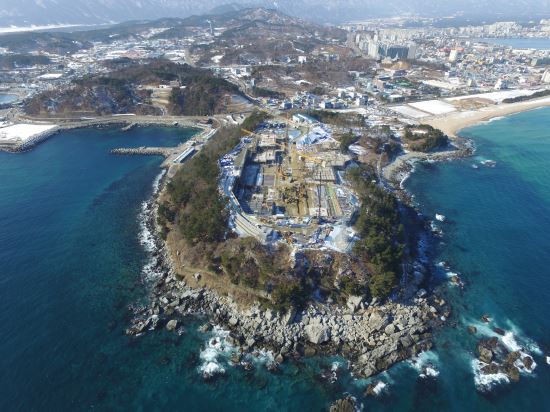 속초 외옹치 해안 60년만에 시민품으로  