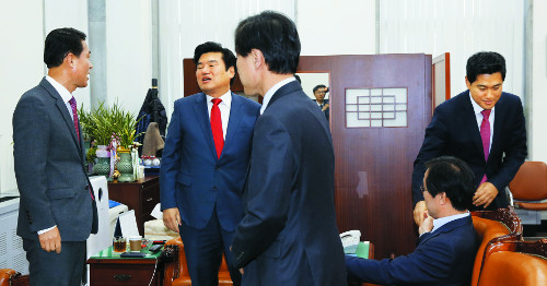 연판장 위력… ‘元 비대위원장’ 급브레이크  