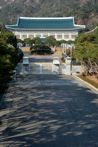 청와대, 28일 국무회의서 5월6일 임시공휴일 지정 검토  