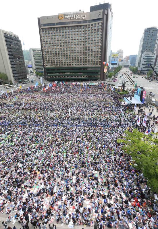[포토]울려 퍼지는 노동자들의 목소리  