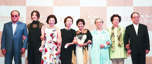 노희경 작가 드라마 '디어 마이 프렌즈' 어르신 배우들 단체로 주연 꿰찼네! - 국민일보 노희경 작가 드라마 '디어 마이 프렌즈' 어르신 배우들 단체로 주연 꿰찼네! - 국민일보