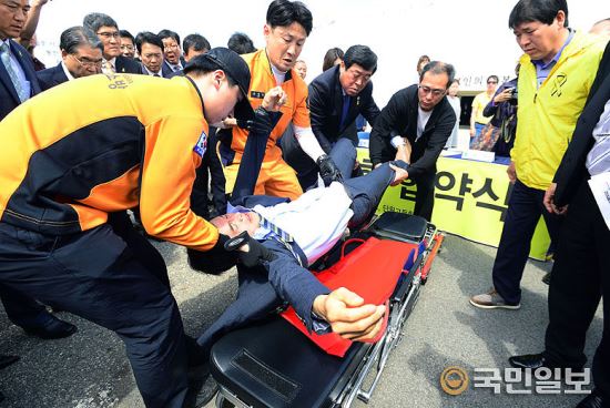 이송되는 단원고 교장  