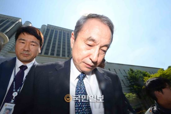 [포토]굳은 표정으로 나서는 신현우 전 대표  