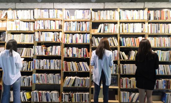 [포토]청계천 '무지개를 파는 헌책 다방'  