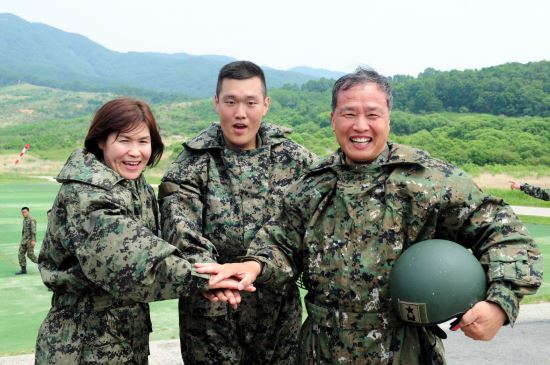 온가족이 함께 강하훈련 실시, 뜨거운 가족애와 조국애 과시  