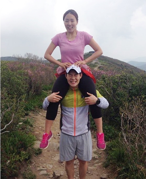이상화 ‘한때 열애설 남사친’ 모태범 어깨에 착!  