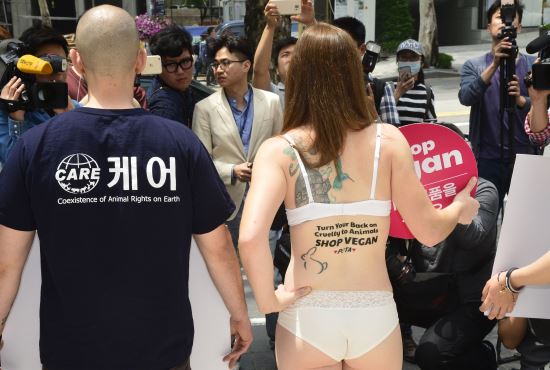 [포토]타조보호를 위해 반나체 시위 벌이는 동물단체 케어  