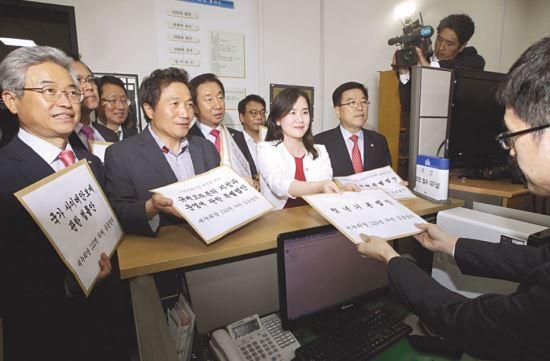 꼭두새벽 출근…밤새워 자리 싸움  