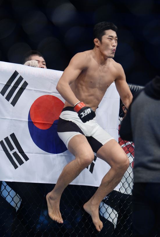 ϰǡ 赿 8 󽺺̰Ž UFC   
