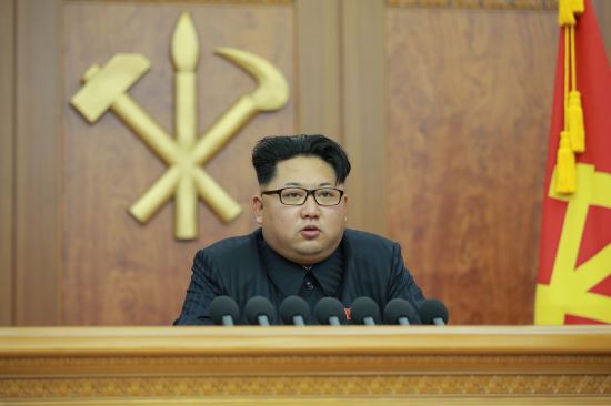 ‘오락가락’ 김정은… “위대한 장군님의 업적을 말아먹고 있다”던 자라공장 1년 만에 다시 찾아  