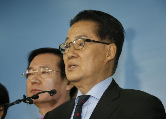 ‘독기’ 품은 박지원, 검찰·선관위 겨냥하며 반격  