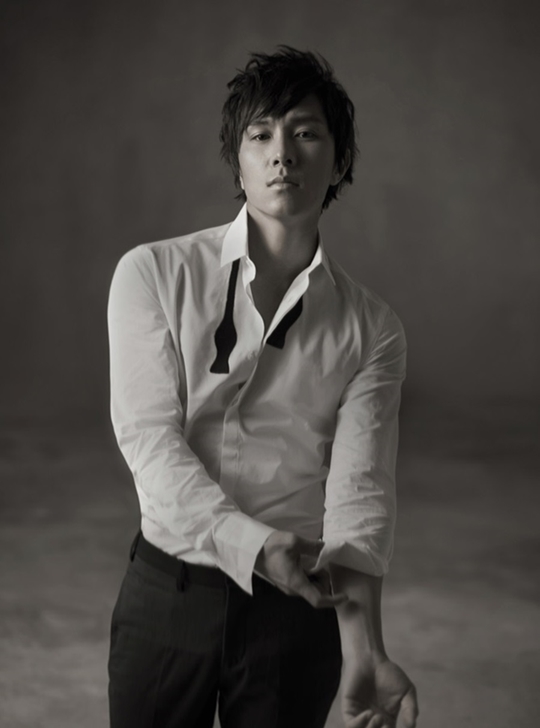 신화 김동완, 2년째 미혼모 가정 어린이 위해 4600만원 기부  