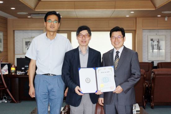 무척산기도원 원장 노상규 목사,고신대에 발전기금 전달  