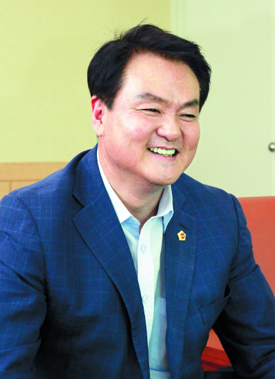 [이사람-김희현 제주도의회 문화관광스포츠위원장] “눈높이 맞는 문화관광 정책 개발”  