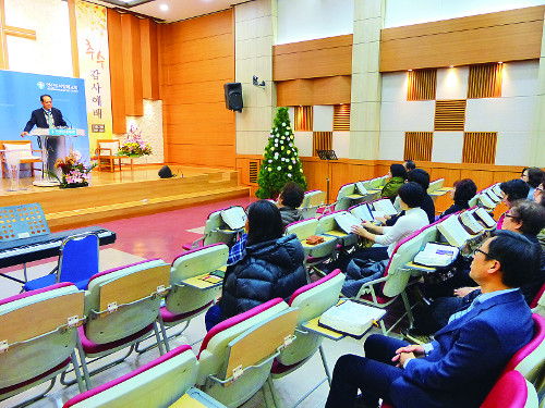 [한국교회 이것부터 바꾸자] 설교하는 집사님, 말씀 듣는 목사님 “아멘!” 기사의 사진