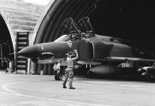 ϴ  ڸ F-4      