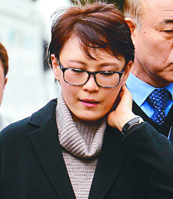 증인 출석 윤전추, 미리 연습한 듯 “잘 모른다” 일관 기사의 사진