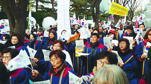 “탄핵 기각” 태극기 집회에   “최태민교 추종자 연상” 비판 일어 기사의 사진