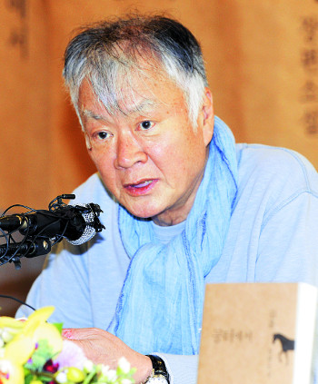 작가 김훈 “해방 후 70년, ‘갑질의 역사’ 그대로라 비애감 느껴” 기사의 사진