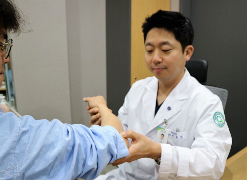 팔꿈치 통증, 제대로 알고 치료해야  