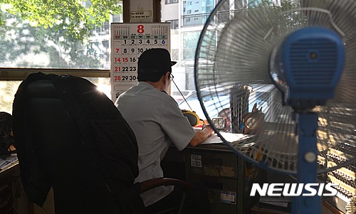 아파트 경비원 한 달 154만원 받으면서 24시간 교대근무  