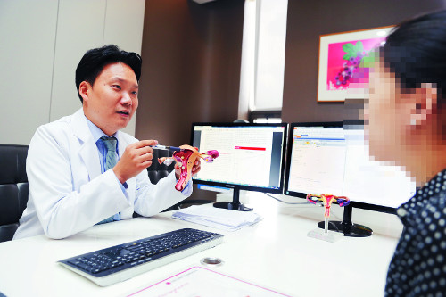 [And 건강] ‘그날’ 없는 10~30대, 내가 왜?… 늘고 있는 조기 폐경 기사의 사진