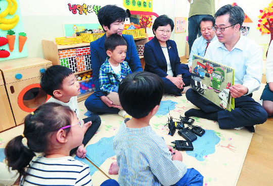 김동연 “저출산이 경제 위협… 정책역량 총동원할 것”  