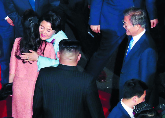 “수고하셨다… 또 만나자” 아쉬운 작별  