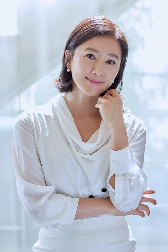 김희애 “내 전성기는 지금부터, 나이 들수록 화려해져” [인터뷰] 기사의 사진