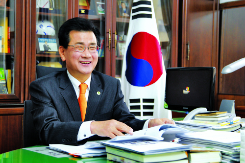 [당선자에게 듣는다-이시종 충북지사] “1인당 GRDP 4만 달러, 전국 4% 경제 규모로 확장”  